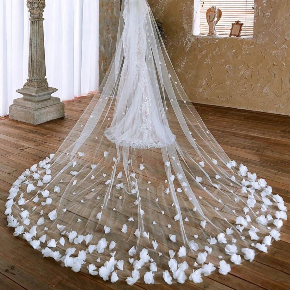 SHEIN White Bridal Veil with 3D Floral Trim - Picture 2 of 3
